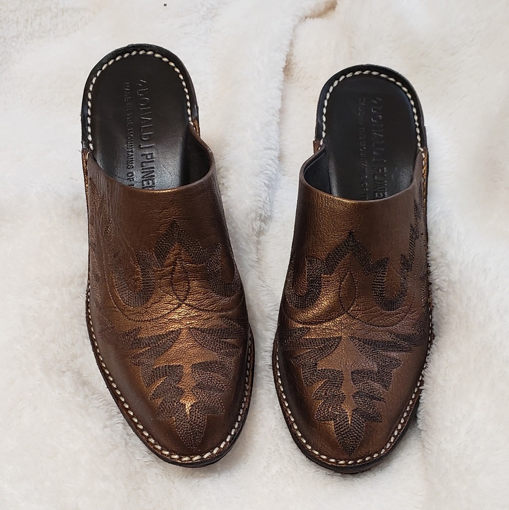 Donald J. Pliner bronze Bozza mules/clogs 7.5N